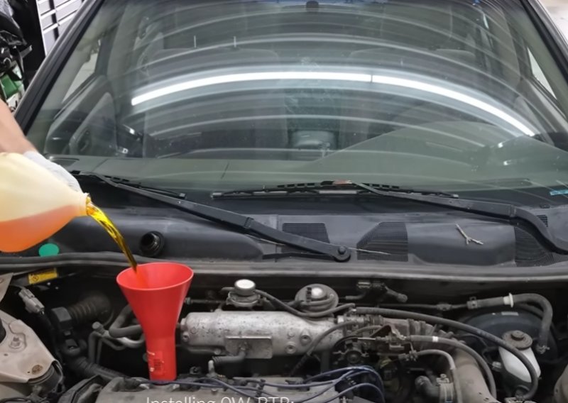 Motorno ulje zamijenili su maslacem za kokice i krenuli voziti: Šokirali su se onim što se dogodilo