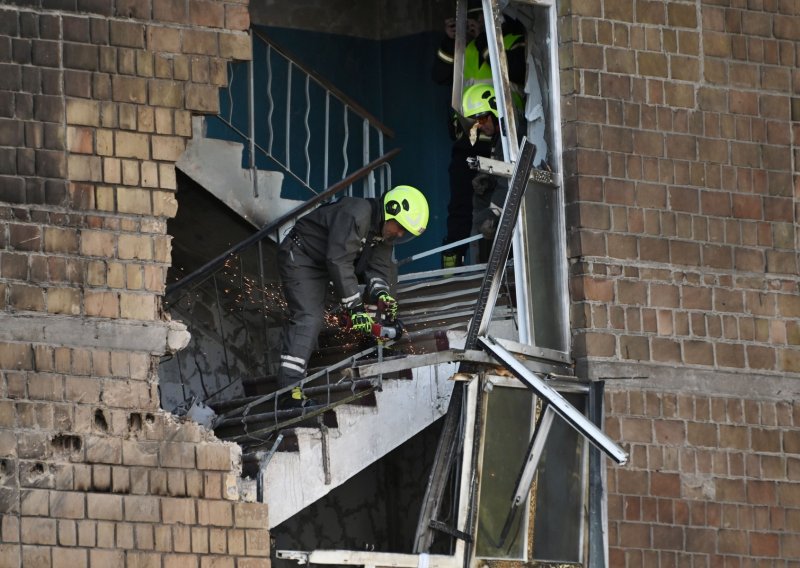 Ruski dronovi napali Kijev: Pogođeni škola i most, poginula jedna osoba