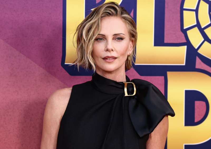 Charlize Theron spojila naizgled nespojivo i kreirala outfit koji želimo kopirati ove jeseni