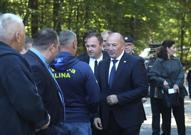 Otkriveno spomen-obilježje u selu kod Gline: Još se traže posmrtni ostaci njih 14