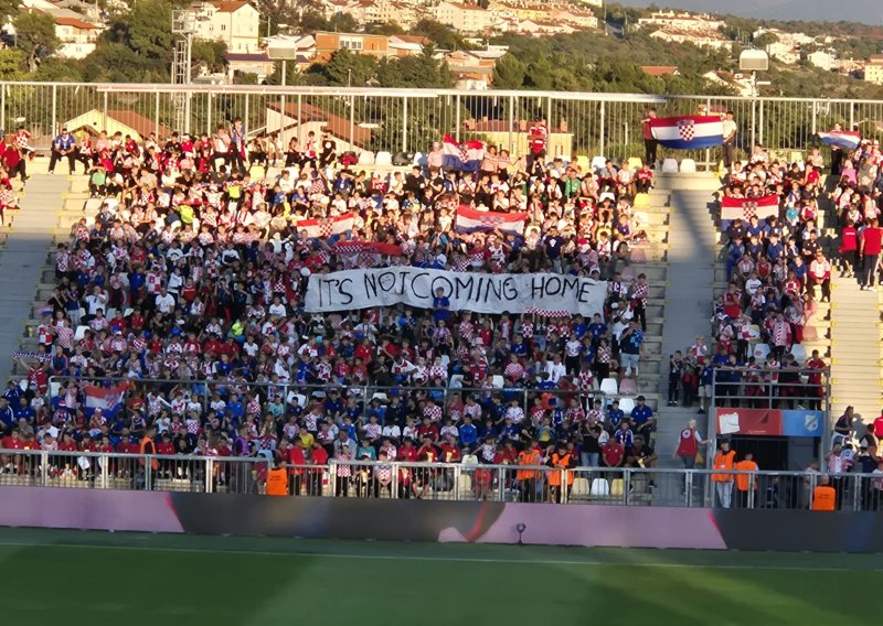 Maleni hrvatski navijači pružili su žestok 'otpor' odraslim Englezima. A podigli su i jedan moćan transparent