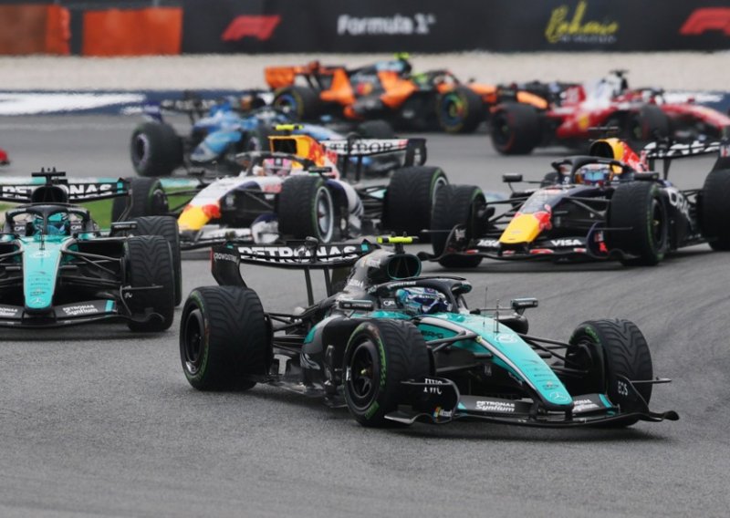 Verstappen slavio ispred Antonellija u ludoj kišnoj utrci punoj obrata