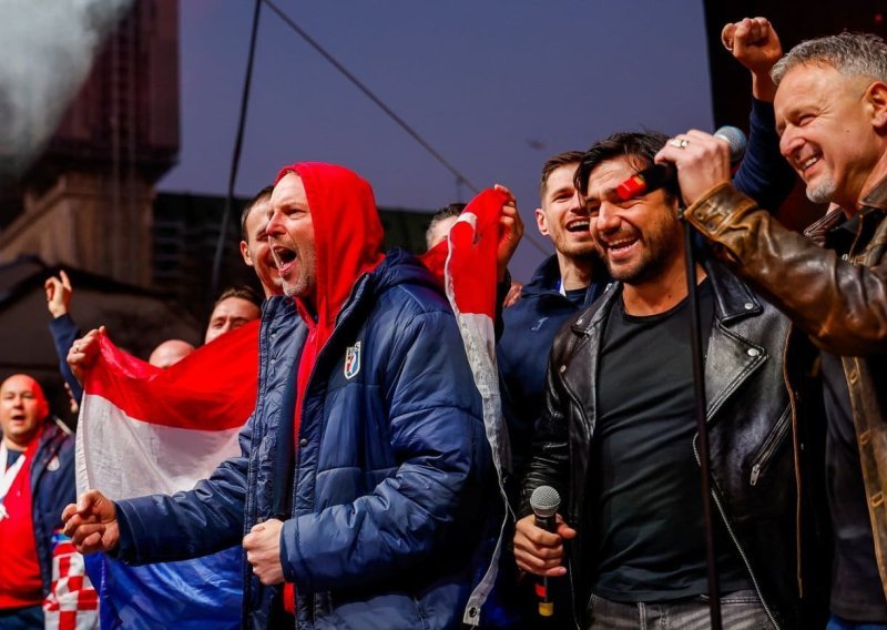 Dagur opet oduševio Zadrane: Zasvirao u konobi pa zapjevao i Thompsonovu pjesmu