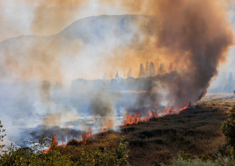 Novi požar na jugu Hrvatske: Vatra se brzo širi, gase četiri kanadera