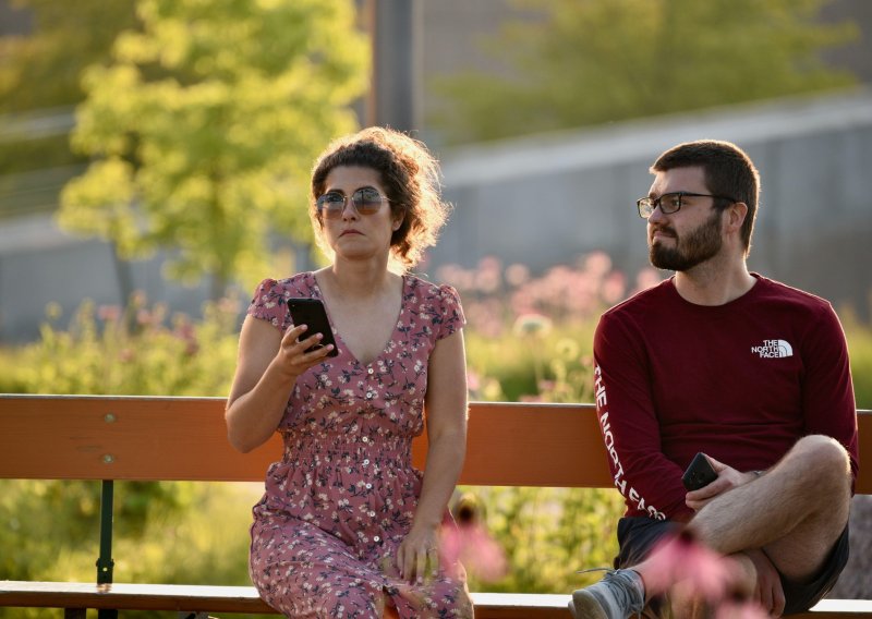 Treba li provjeravati partnerov mobitel? Jedan video ponovno je otvorio raspravu o povjerenju