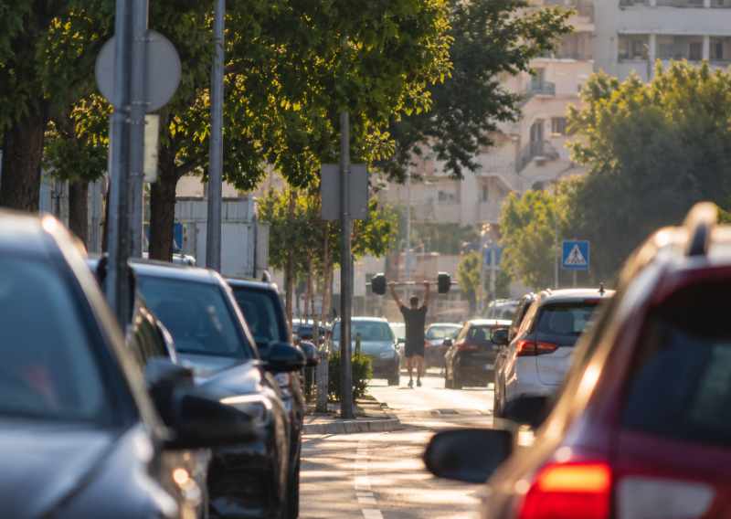Nevjerojatan prizor na splitskoj cesti: Ljudi vadili mobitele kad su vidjeli što muškarac nosi iznad glave