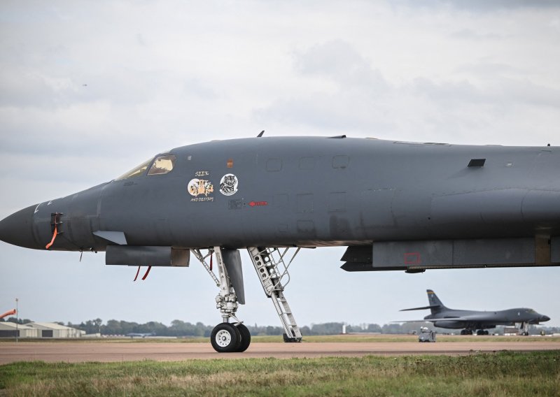 SAD povukao bombardere iz britanske baze nakon razotkrivanja terorističke zavjere