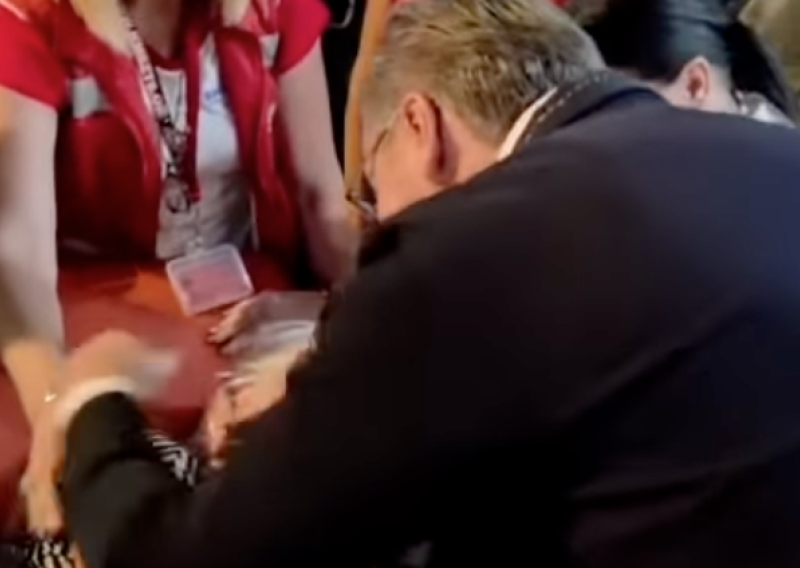 VIDEO Ženi pozlilo na skupu, Vučić je poljubio: Snimka pokrenula buru komentara