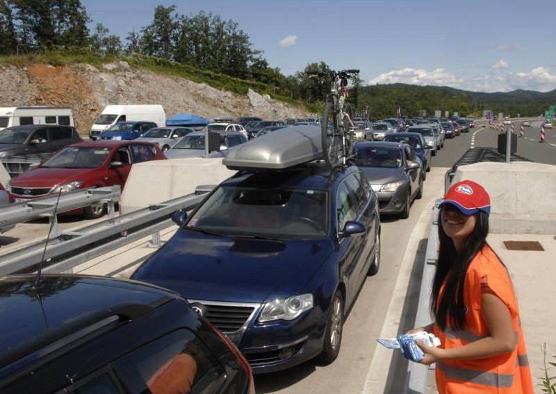 Kolone na naplatnim kućicama prema moru