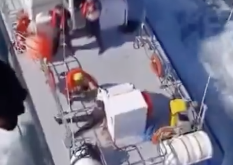 Dron pogodio brod sa žitom u Crnom Moru, oglasio se Zelenski: Rusija uporno bira teror