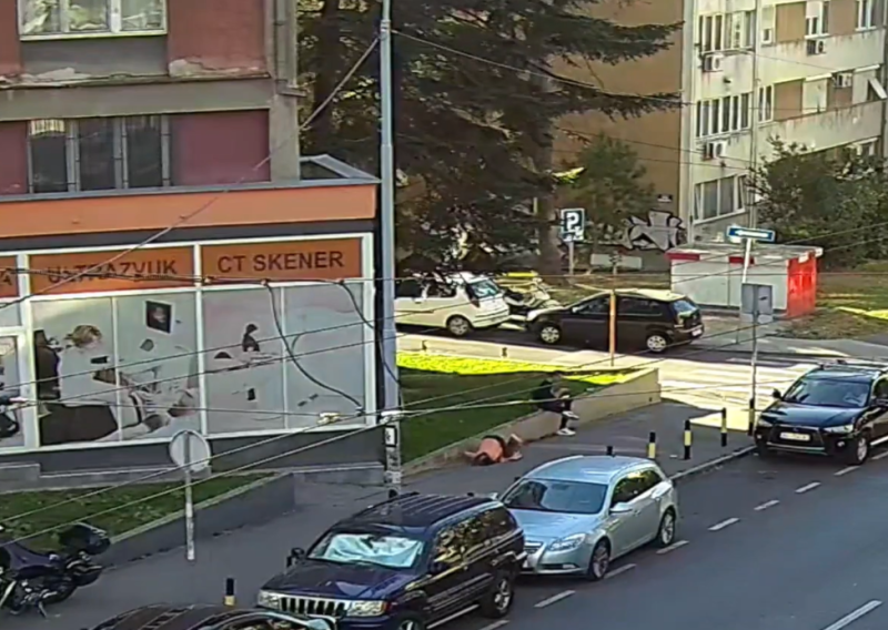 VIDEO Starija žena srušila se nasred ulice, reakcija muškarca zgrozila javnost