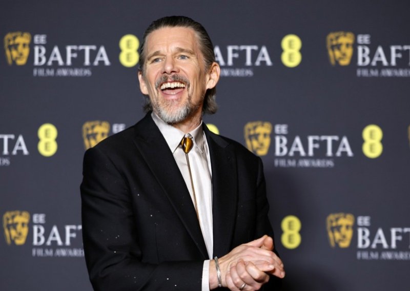 Ethan Hawke ogovarao redatelja, a mikrofon je ostao uključen: Kolega ga je pokušavao upozoriti