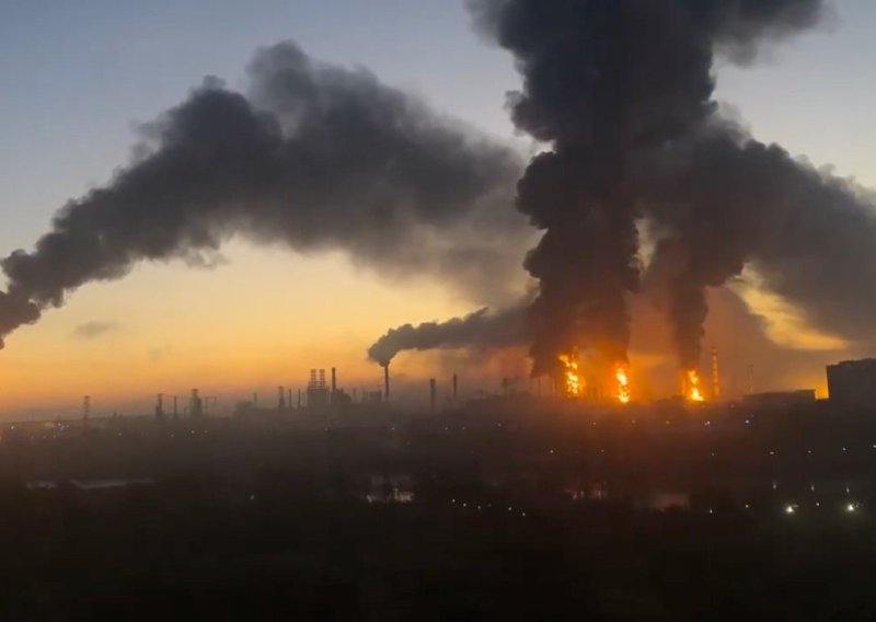 VIDEO Masovni udar na Moskvu: Ukrajina lansirala stotine dronova, gori rafinerija nafte