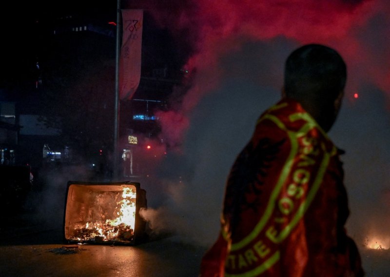 FOTO/VIDEO Kaos u Prištini: Prosvjednici zasuli policiju pirotehnikom, ovi odgovorili suzavcem i vodenim topovima