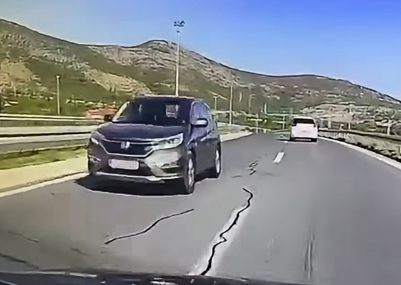 VIDEO Pojavila se snimka: Vozio u kontra smjeru, frontalni sudar izbjegnut u zadnji tren