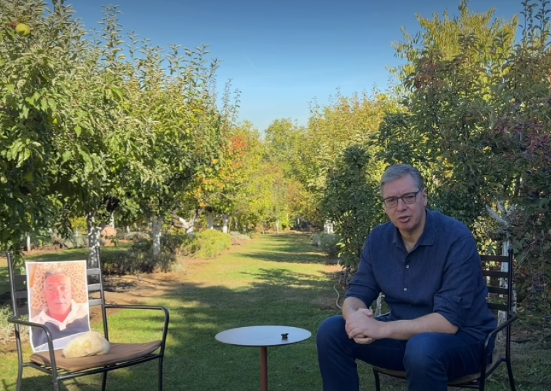 VIDEO Bizaran Vučićev potez: Na debatu donio praznu stolicu i kamen za kupus