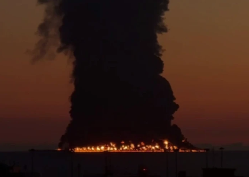 FOTO Gori tanker kod Sočija, ogroman stup dima širi se nad Crnim morem