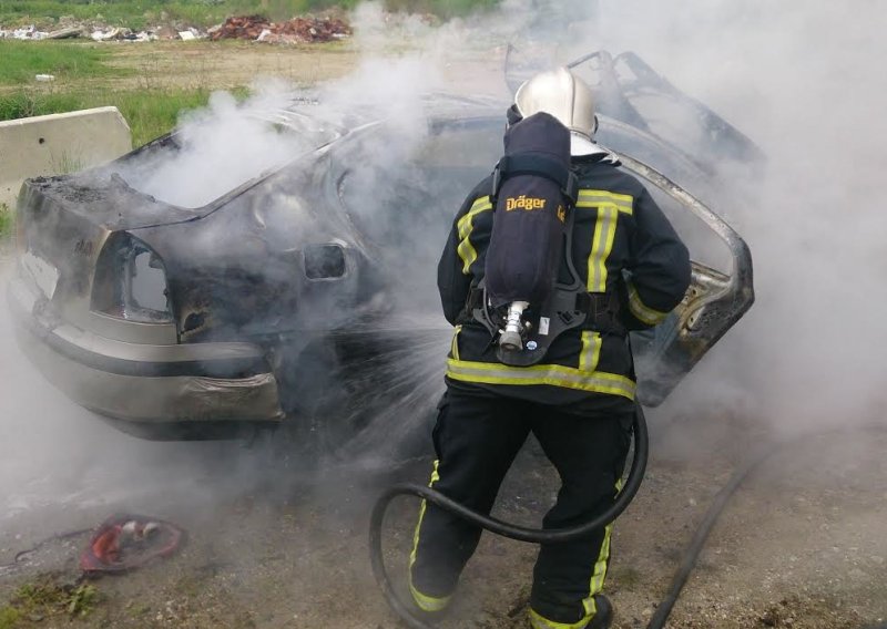 Netko je u Zagrebu zapalio Mercedes 51-godišnjakinji usred bijela dana, javila se policija