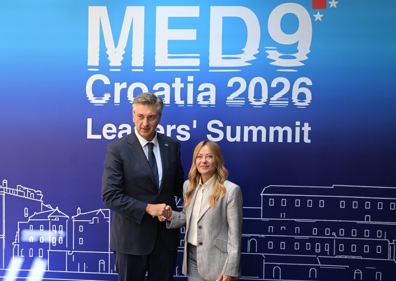 Poslovna elegancija bez suvišnih detalja: Giorgia Meloni privukla poglede u Splitu