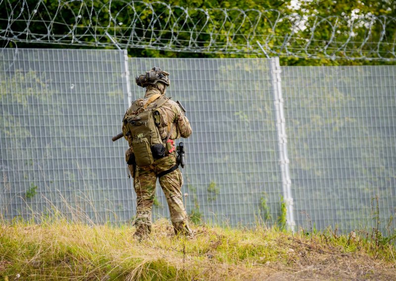 Alarm na granici NATO-a: Naoružani maskirani muškarci prijetili vojnicima pa upali preko granice