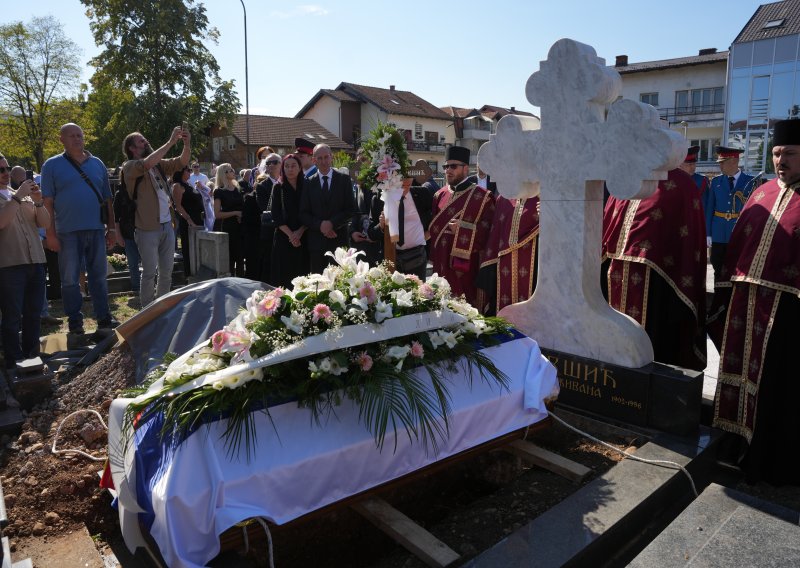 FOTO Biljana Plavšić pokopana uz počasti, Dodik ponovno provocirao