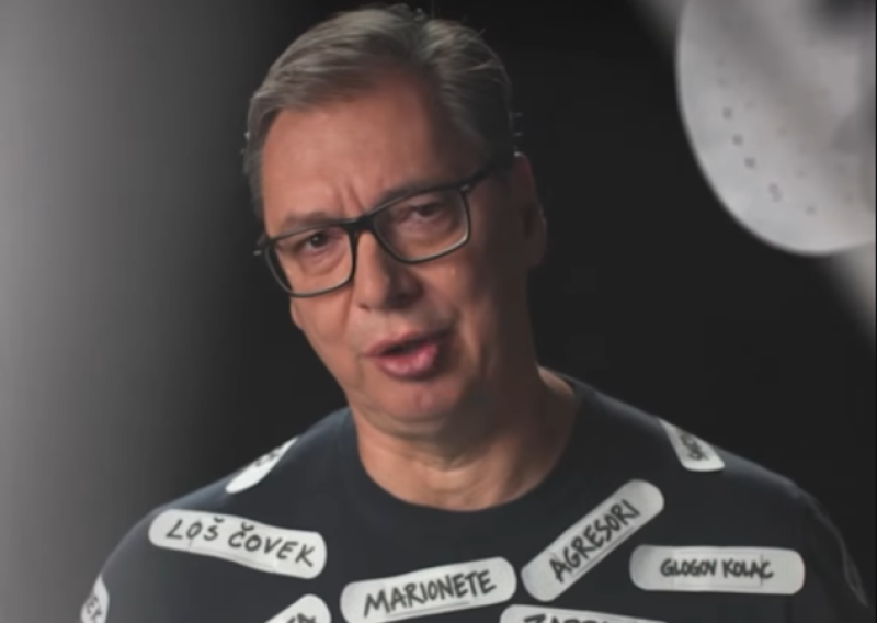 VIDEO Vučić sam sebi lijepio flastere: 'Neke od ovih riječi bole, neke ostavljaju trag'