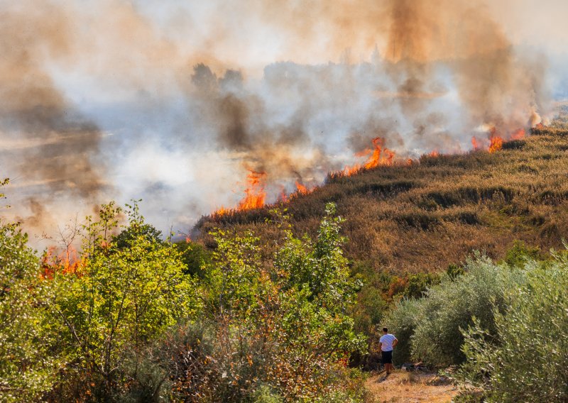 Neobičan požar na jugu Hrvatske: Vatra gori duboko ispod zemlje, dim i smrad šire se među kućama