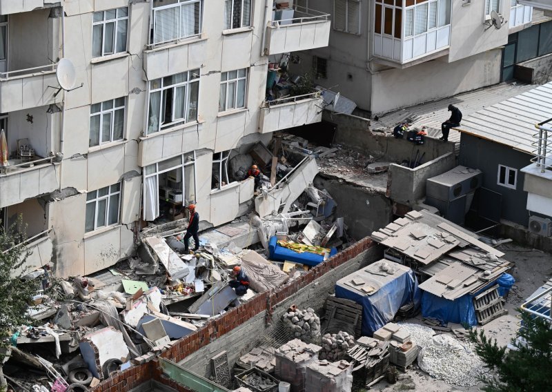 FOTO Strašne scene u Istanbulu: Urušila se sedmerokatnica, najmanje sedmero ljudi zarobljeno