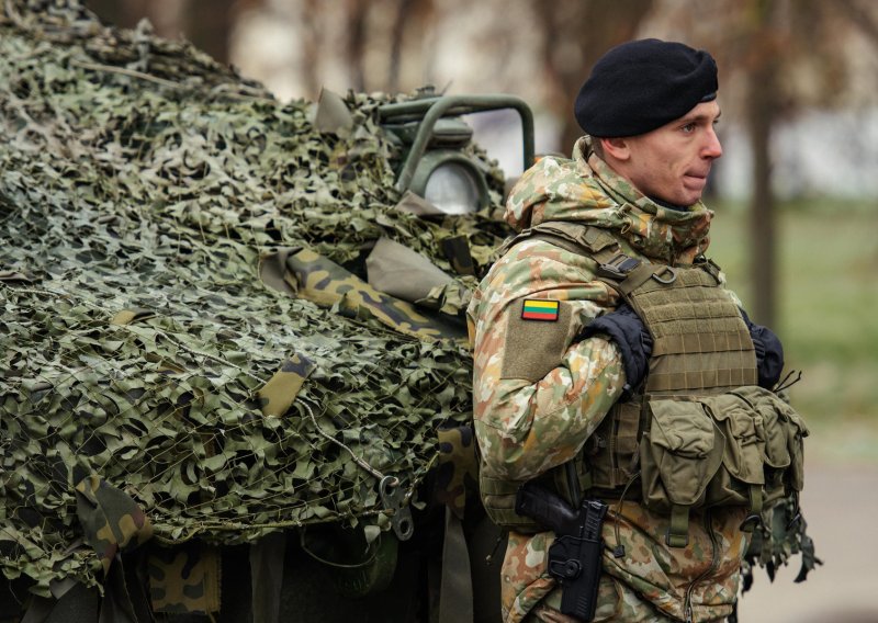 NATO članica povukla ozbiljan potez: Šalje vojsku na granicu s Rusijom