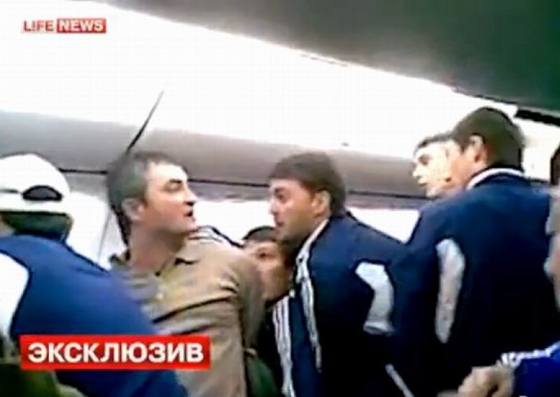 Ruski heroji - nogometaši u avionu sredili pijanog putnika