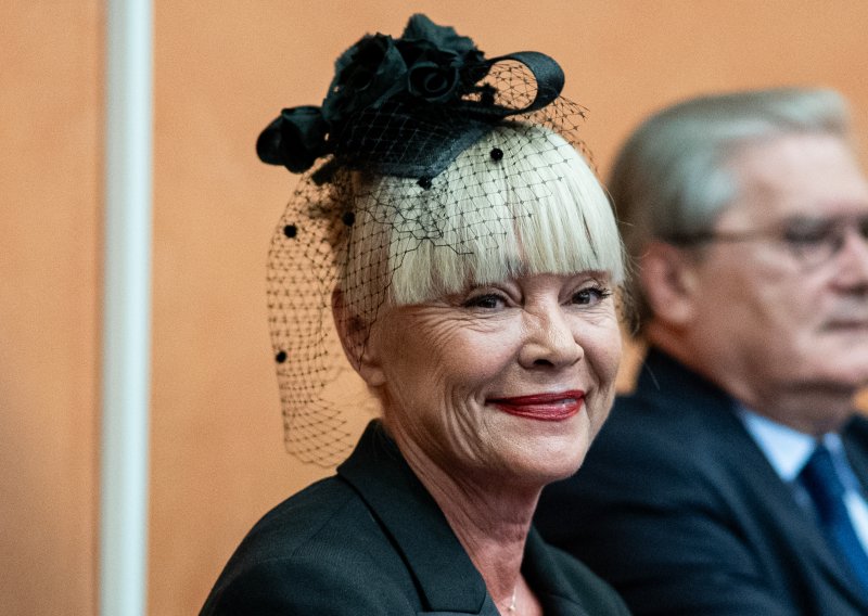 Anja Šovagović Despot predstavila novi roman: Stigla Severina, a rijetkim izlaskom sve je poglede privukla kći Ene Begović
