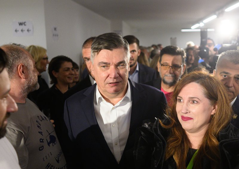 Zoran Milanović i krema domaće glazbene scene na promociji monografije kultnog dvojca Božesačuvaj