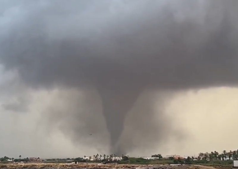 VIDEO Stravične scene sa Sicilije: Tornado bacao automobile u zrak, ozlijeđena djeca