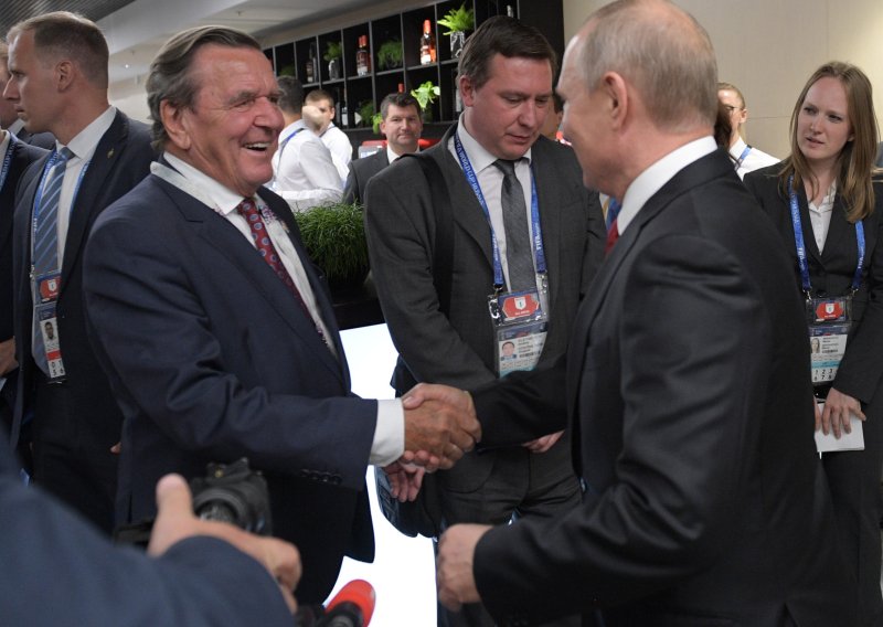 Schröder slavio s Putinom, njemački vrh ne skriva bijes: 'Ovo je doista nemoralno'