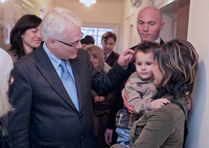 Josipović želi biti što više s ljudima