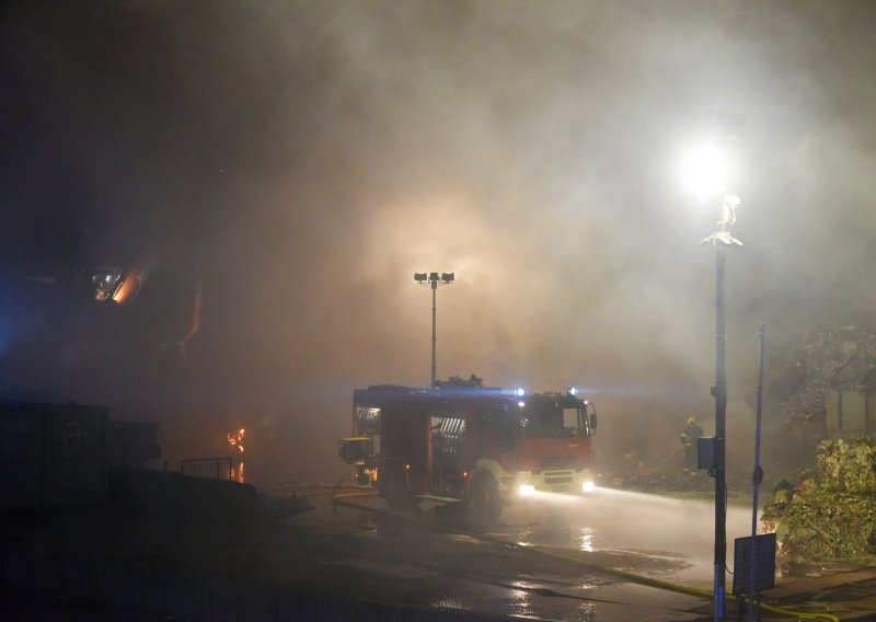 FOTO Lokaliziran požar u Metisu: Gusti dim i dalje prijeti građanima