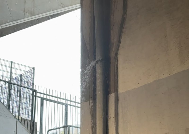 Poljud se raspada. Pogledajte kako prokišnjava krov i voda u potocima teče ispod zapada