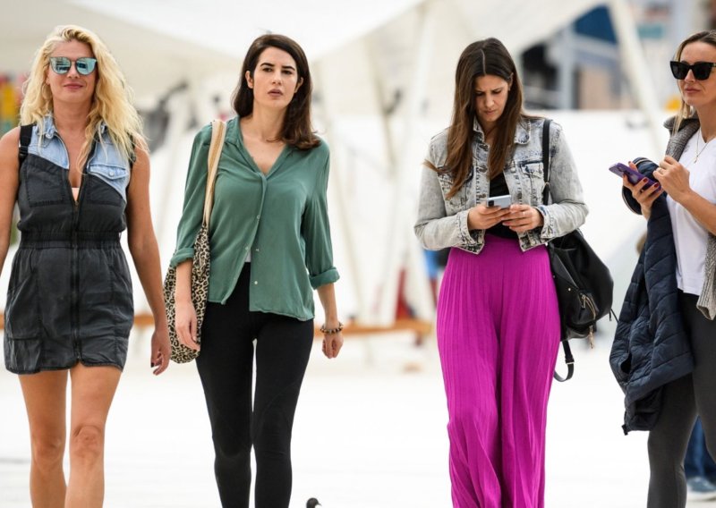 Dok na kontinentu hodaju s kišobranima, u Šibeniku šetaju kratke rukave i gole noge: Pogledajte stajlinge s Poljane