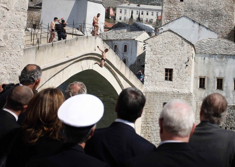Vozilom pokušao prijeći preko UNESCO-vog Starog mosta u Mostaru