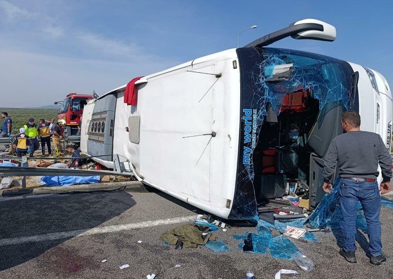 Užas u Turskoj: U prevrtanju turističkog autobusa poginulo najmanje 11 ljudi