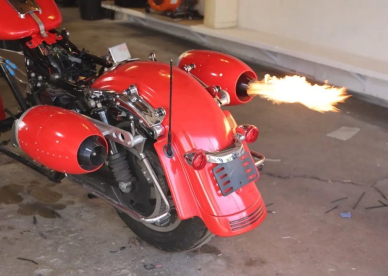 Izvadili su motor iz Harley-Davidsona i ugradili dvije mlazne turbine: Kad su ga pokušali voziti, uslijedio je spektakl