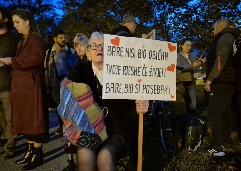 'Bare, nisi bio običan': Zagreb se oprašta od Gorana Bare uz svijeće i dirljive poruke