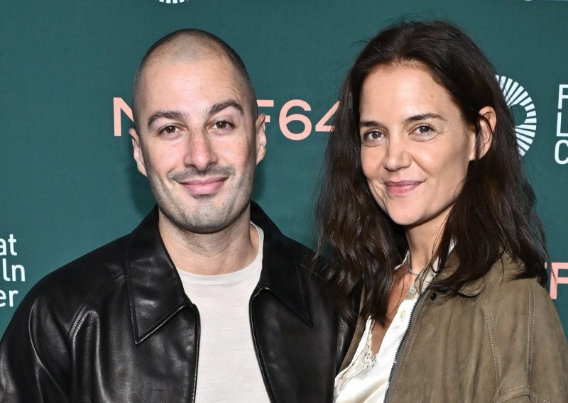 Bez trunke šminke i ludo zaljubljena: Katie Holmes blista uz novog dečka, potvrdili vezu na crvenom tepihu