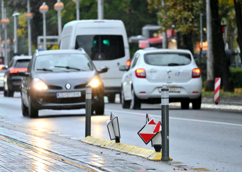 FOTO Stupići u Savskoj masovno oštećeni: Postavljeni su prije samo nekoliko mjeseci