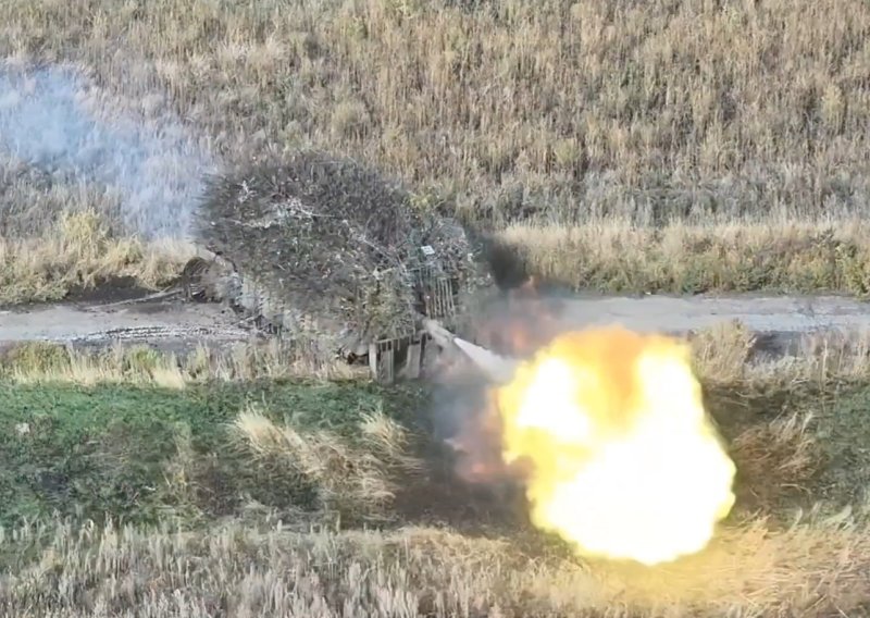 Snimka otkriva kako se mijenja ratovanje: Tenk i Bradley krenuli izravno prema ruskim položajima