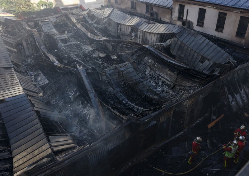 FOTO Veliki požar u srcu Pariza: Izgorjela znamenitost stara više od 400 godina