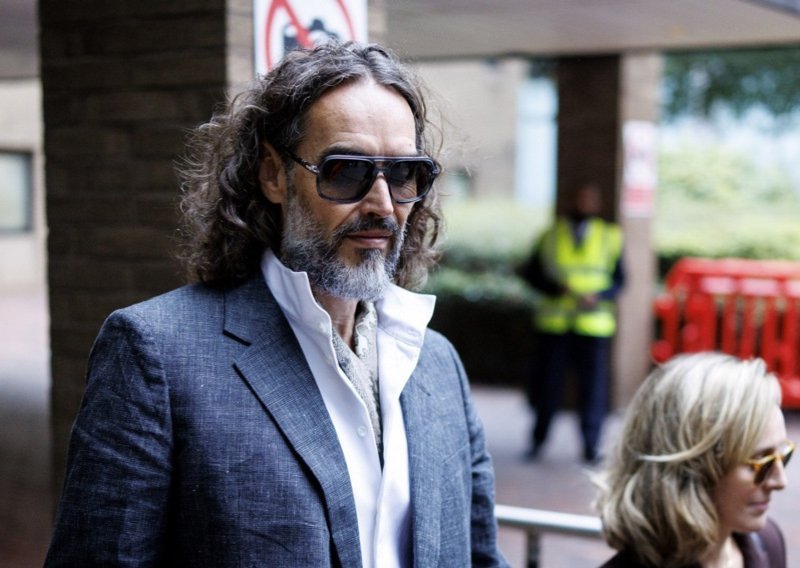 Russell Brand stigao na sud u pratnji supruge: Komičar suočen s teškim optužbama za silovanja i seksualne napade