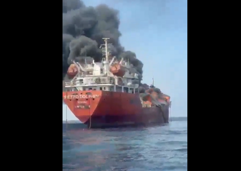 Gusti dim i panični glasovi: Snimka otkrila kako izgleda tanker u Hormuškom tjesnacu nakon napada