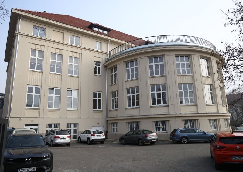 Skandal na Medicinskom fakultetu: Liječnik dobio otkaz zbog poruka studentici
