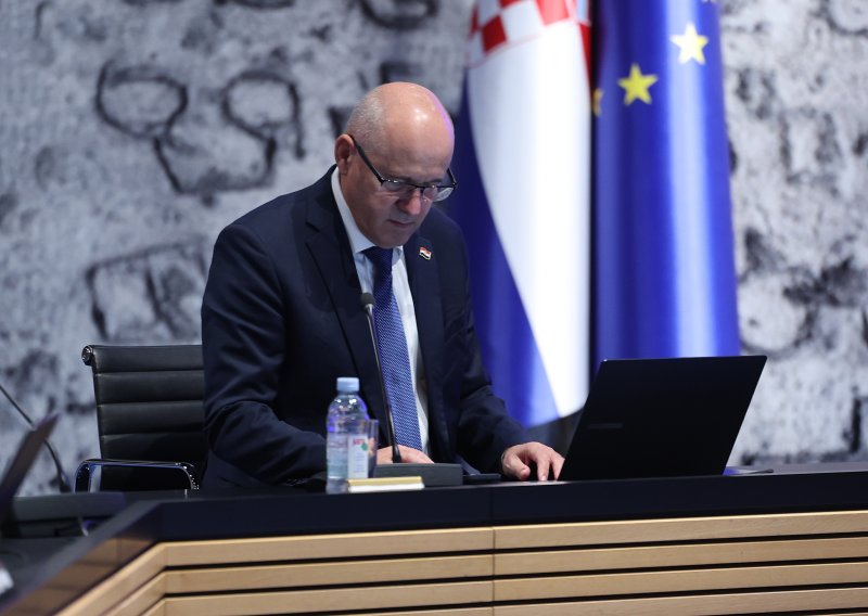 Država prodaje 80 svojih vozila: Najjeftinija cijena malo više od 130 eura